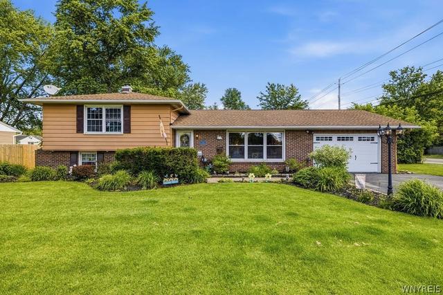 23 Eisenhower Dr, Lockport, NY 14094