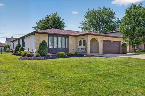 72 Carmelite Dr, West Seneca, NY 14224