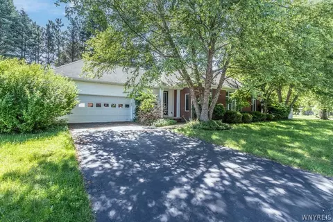 15 Brookshire Ct, East Amherst, NY 14051