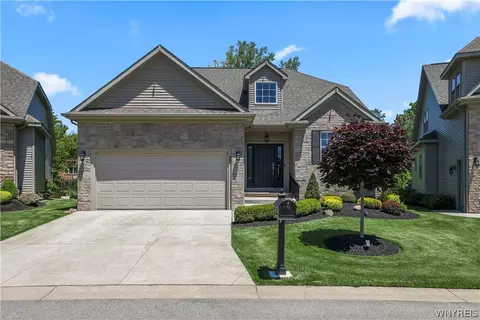 30 Logan Ln, Lancaster, NY 14086