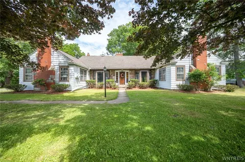 260 S Forest Rd, Amherst, NY 14221