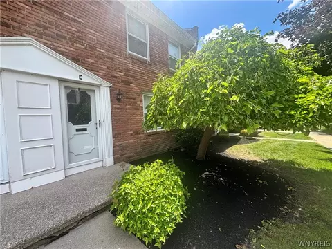 40 Hamlin Sq #E, Amherst, NY 14221