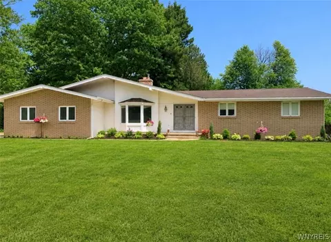 8 Drake Ext Ave, Hanover, NY 14136