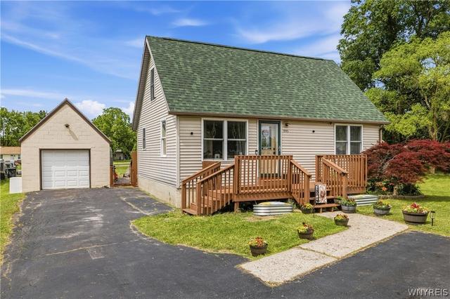 995 Saunders Sett Rd, Lewiston, NY 14305