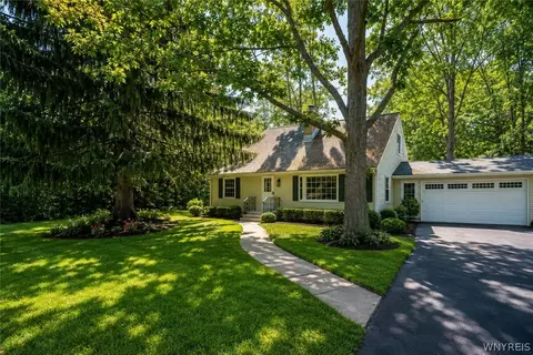 708 The Circle Dr, Lewiston, NY 14092