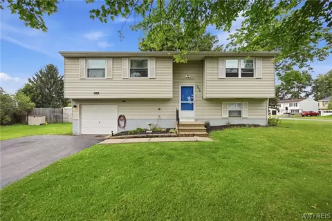 7024 Academy Ln, Lockport, NY 14094