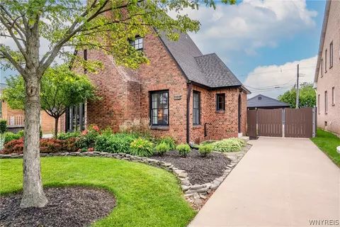 77 Lowell Rd, Buffalo, NY 14217