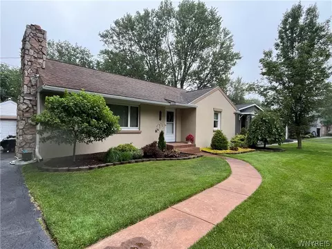 7635 Arnold Dr, Wheatfield, NY 14120
