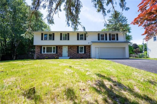7124 Ridgewood Dr, Lockport, NY 14094