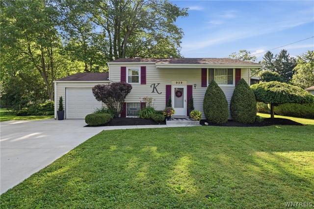 959 Bonnie Lake Dr, Alden, NY 14004