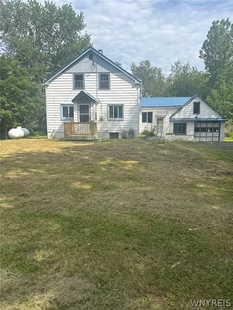6815 Southwestern Blvd, Lake View, NY 14085