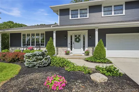 11 Rolling Hills Dr, Orchard Park, NY 14127