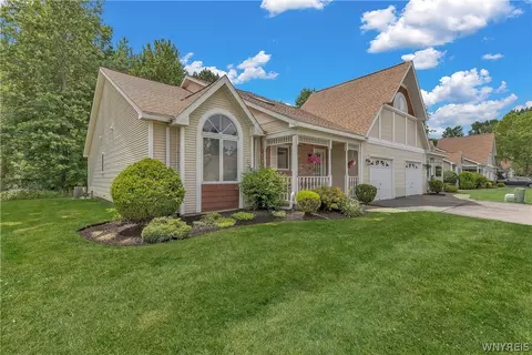 55 Spicebush Ln, Amherst, NY 14221