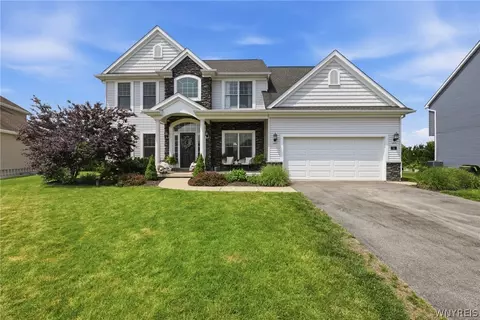 14 Silent Meadow Ln, Lancaster, NY 14086