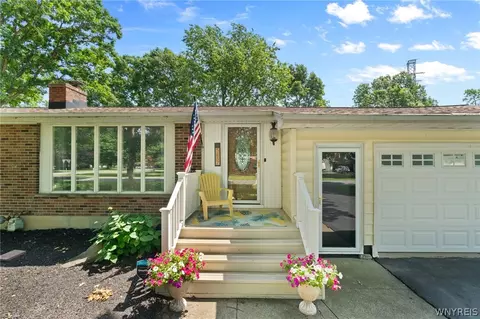 5437 Elm Dr, Lewiston, NY 14092
