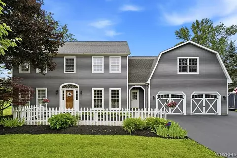 5982 Hopi Ct, Pendleton, NY 14094