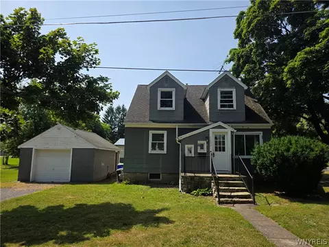 1027 Gwinn St, Shelby, NY 14103