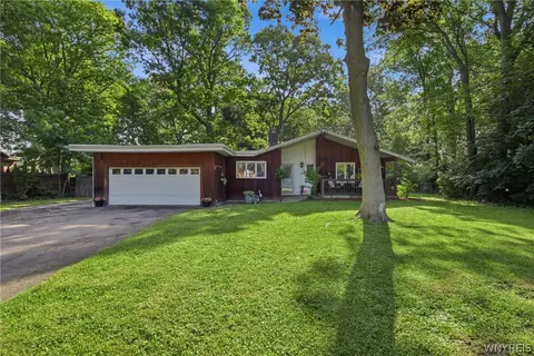 5039 Bronson Dr, Lewiston, NY 14092