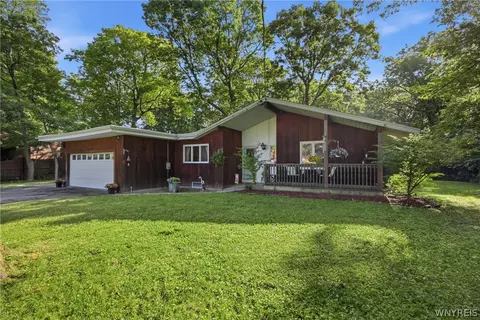 5039 Bronson Dr, Lewiston, NY 14092