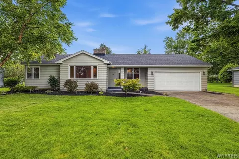 20 Burbank Dr, Orchard Park, NY 14127