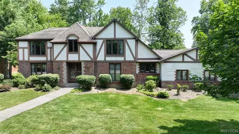 239 Wood Acres Dr, East Amherst, NY 14051