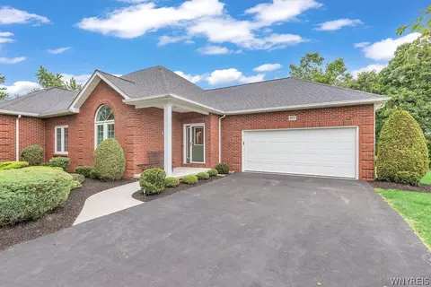 4877 Waterford Pl, Lockport, NY 14094