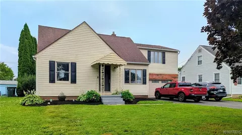 927 Pioneer Dr, North Tonawanda, NY 14120