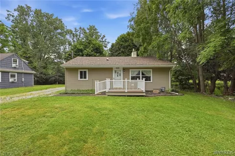 4875 Meadowbrook Rd, Buffalo, NY 14221