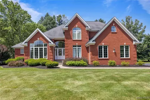 160 Norwood Ln, Orchard Park, NY 14127