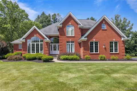 160 Norwood Ln, Orchard Park, NY 14127