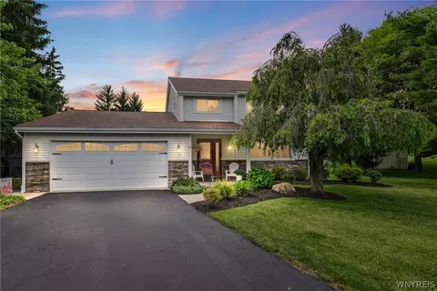 17 Birchwood Cmn, Lancaster, NY 14086