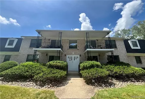 136 Denrose Dr #8, Amherst, NY 14228