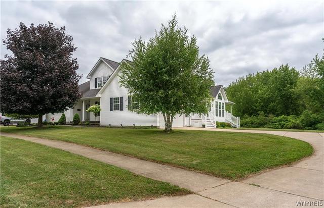 25 Elmsford Dr, West Seneca, NY 14224