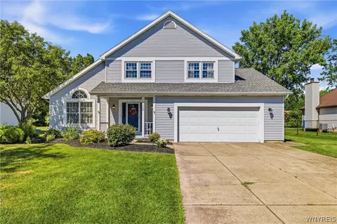 705 Sara Ct, Lewiston, NY 14092