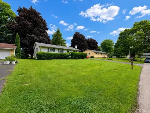 8 Westwood Dr, Sweden, NY 14420