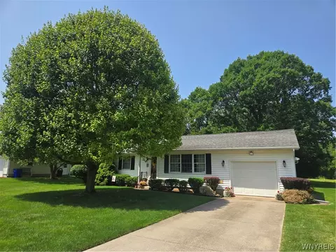 105 Eastview Dr, Shelby, NY 14103