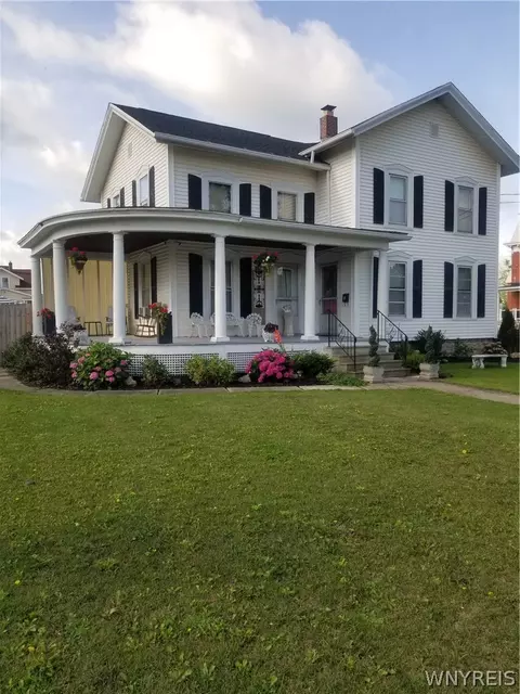 42 State St, Royalton, NY 14105