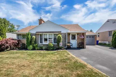 5979 Fairway Ct, Lake View, NY 14085