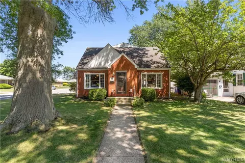 117 Emerald Dr, West Seneca, NY 14224