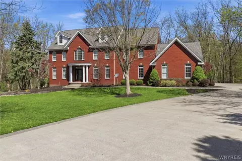 16 Woodstream, Orchard Park, NY 14127