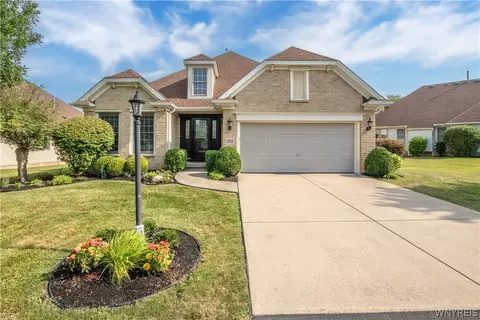 8059 Laurel Park Ln, East Amherst, NY 14051