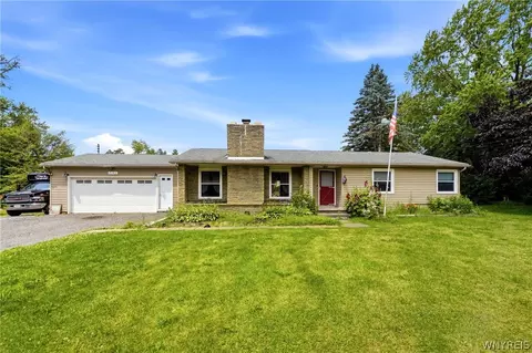 7142 Taylor Rd, Hamburg, NY 14075