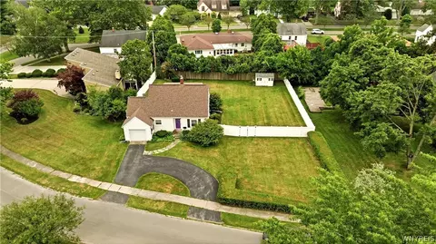 124 Ambleside Dr, Lockport, NY 14094