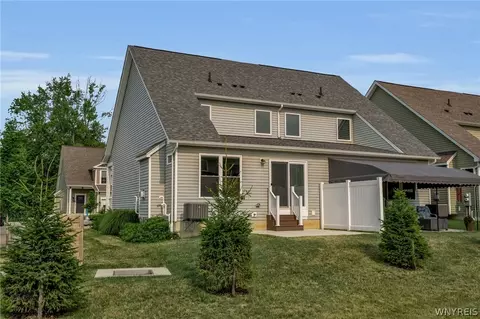 902 Carriage Ln, West Seneca, NY 14224