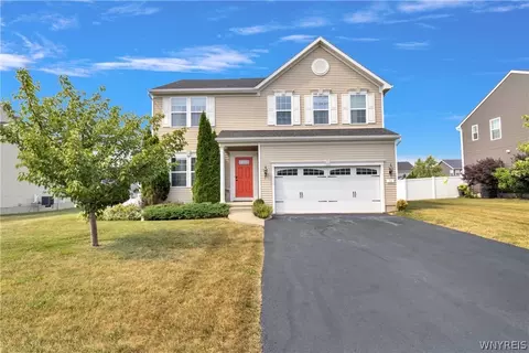 38 Middlebury Ln, Lancaster, NY 14086