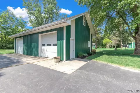 Exterior - 10875 Howe Rd, Clarence, NY 14031 photo 5 of 8