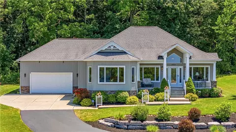 4933 Big Vista Dr, Lewiston, NY 14092