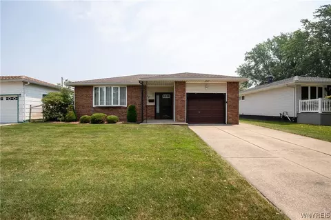 17 Mayberry Dr E, Cheektowaga, NY 14227