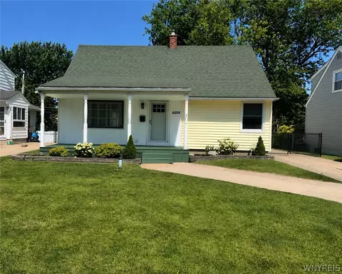 4696 Chapman Pkwy, Hamburg, NY 14075