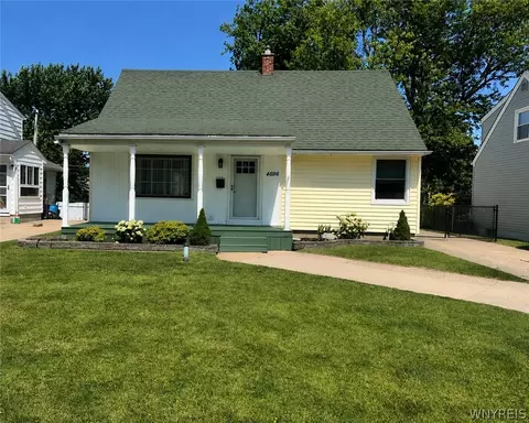 4696 Chapman Pkwy, Hamburg, NY 14075